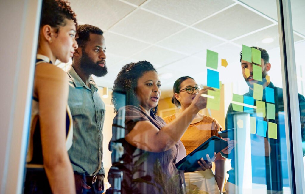 How to Conduct Competitive Analysis for Business Planning In 15 Easy Steps 1 team discussing how to conduct competitive analysis